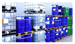 Barricas azuis de químicos
